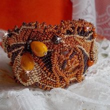 Bracelet Lady in Orange manchette Haute-Couture brodé avec des cristaux de Swarovski et des rocailles Miyuki.